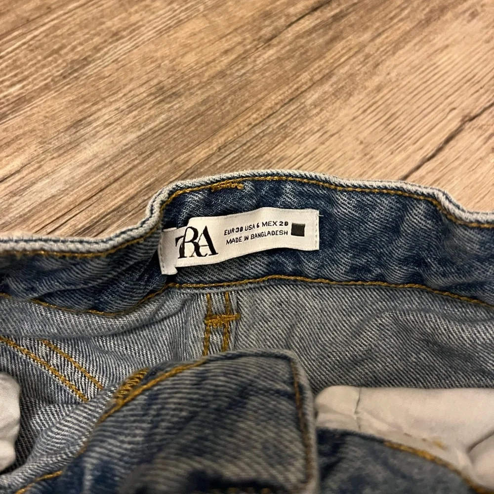 Zara High Rise Jean Short - Picture 2 of 4